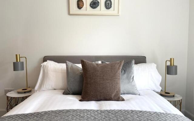 High Street, Stylish City Centre Apartment, 3 Bed