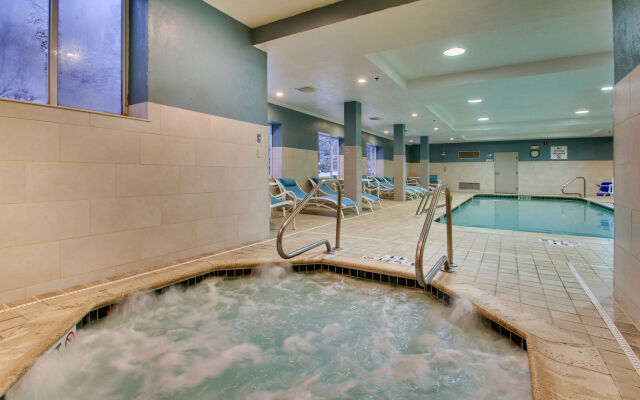 Holiday Inn Express & Suites Lincoln East - White Mountains by IHG