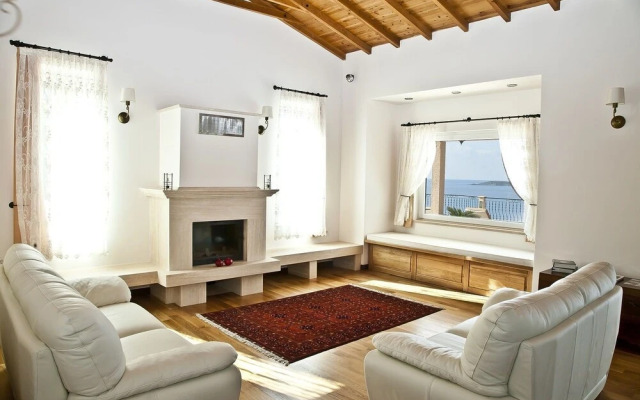 Villa Ada by Villatatilin