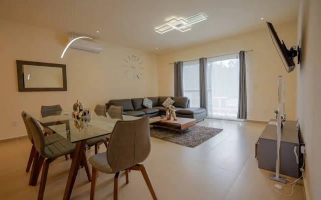 Luxury Apartment With Poll