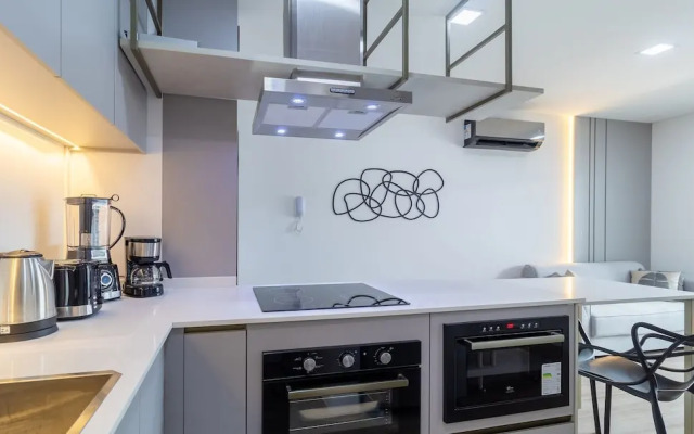 Modern apt With Pool and hot Tub! Rhl0305