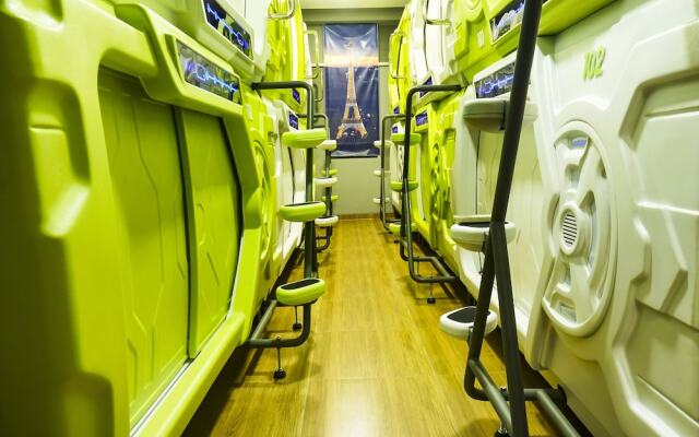 Super OYO 91328 Fiducia Capsule Hotel