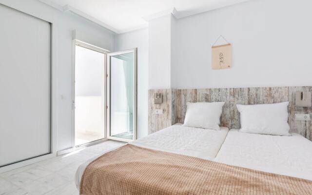 Apartment with spacious roof terrace and sea view