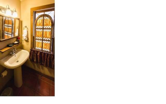 Equinox Inn at Canyon Lake