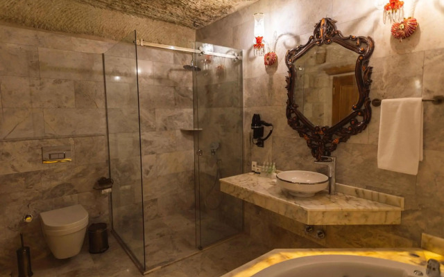Solo Cave Suites