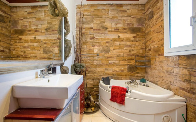 Villa Marilia - Lux home near Beach