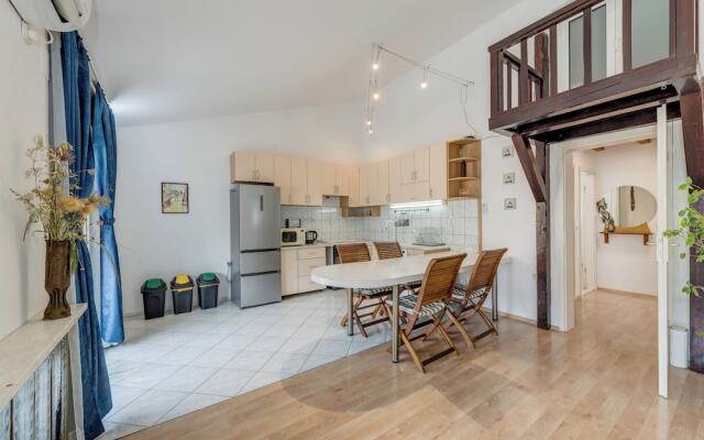 Spacious Apartment w Three Balconies and Parking