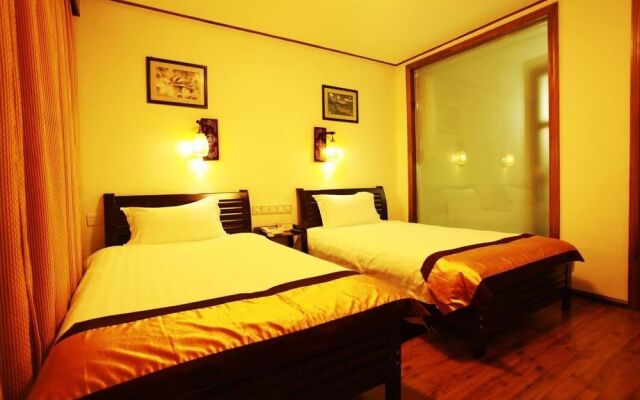 Red Eight Commercial Hotel