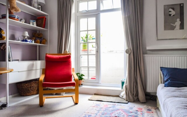 Charming 2 Bedroom Battersea Flat