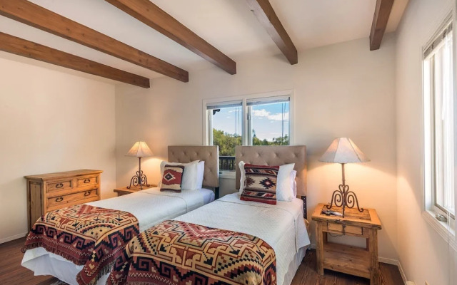 Encantada - Spacious and Luxurious Home, Walk to The Plaza
