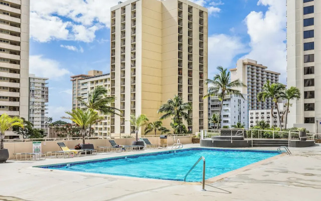 Waikiki Banyan 3409