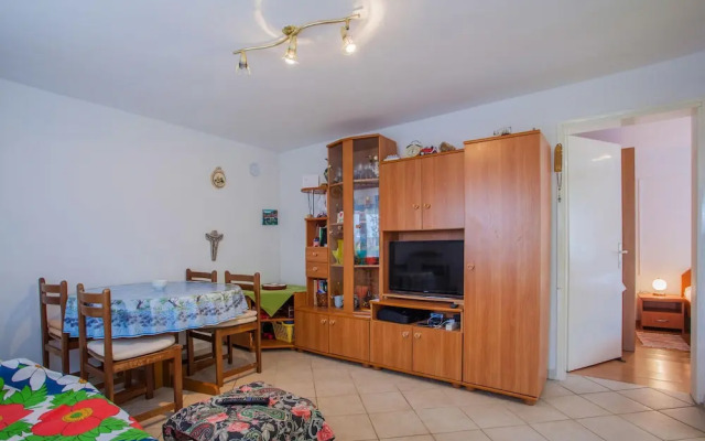 Nice Apartment in Cres With 2 Bedrooms and Wifi