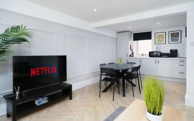 Modern 5 Bed-2 Bath Apartment