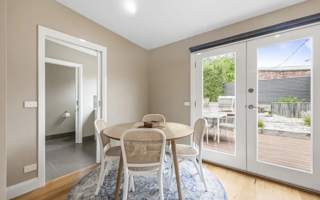 Lovely 3-bed With Alfresco Dining in Prime Suburb