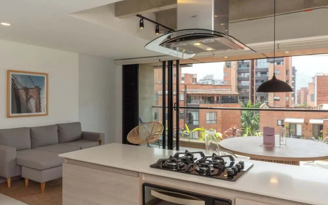 Lovely 3 BR w/ Balcony in Laureles Medellin