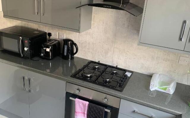 Dane Guest House Free Parking Fast WiFi Modern Living