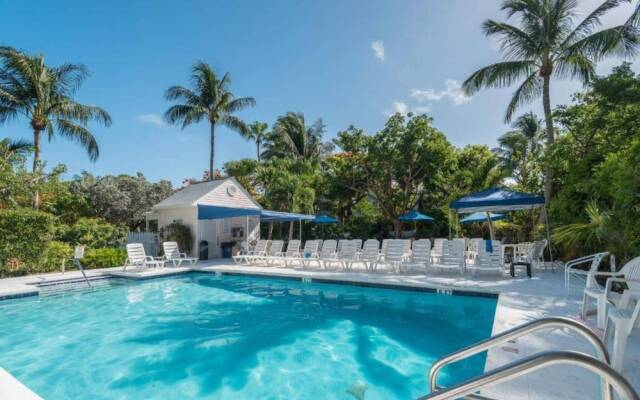 Lavender Jungle by Avantstay Great Location w/ Patio & Shared Pool! Week Long Stays Only