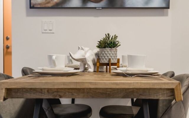 QuickStay - Classy & Rustic Downtown Condo
