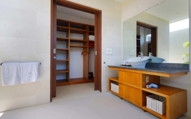 Luxury Private Villa, 4 BR, Canggu w/ Staff