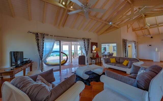 Stunning Orient Bay Ocean Views, Walk to the Beach! AC, Free Wifi, Swimming Pool