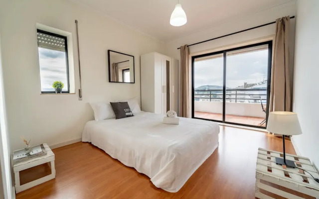 House and People - Rotunda do Caires