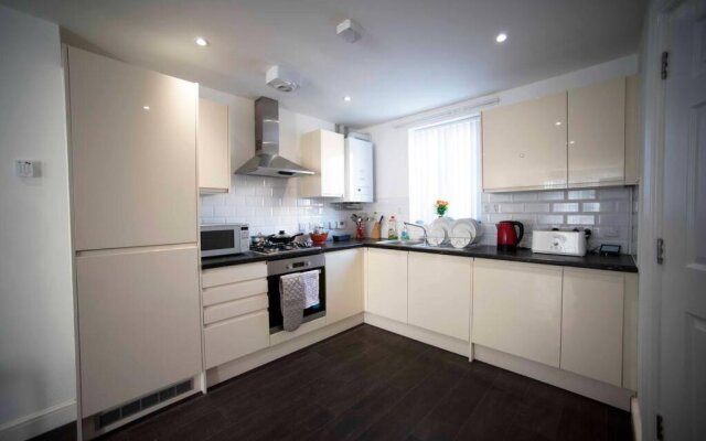 A Cosy 3-bed Family House in Liverpool sleeps 6 with parking spaces
