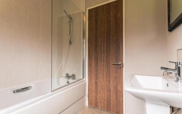 Kingfisher Lodge with Hot Tub