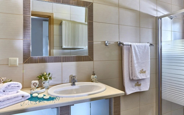 Bright Luxuriously Simple Apartment With Shared Pool