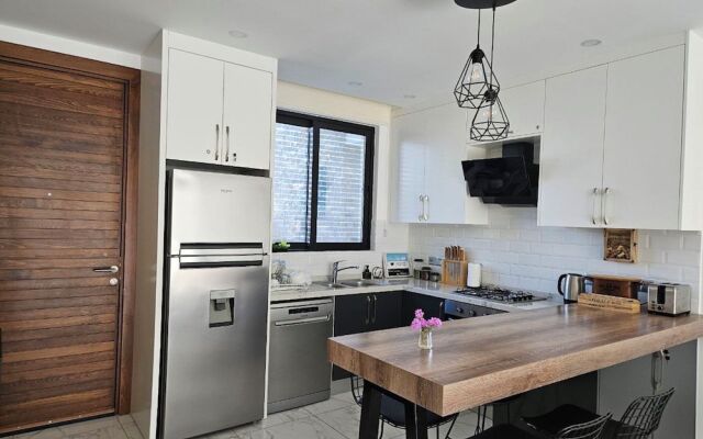 Serene Three-bedroom Retreat in Unforgettable Setting