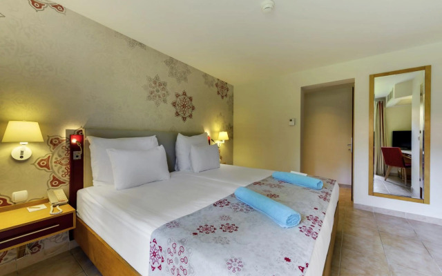 Robinson Camyuva - Adults only