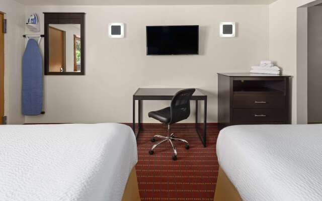 Travelodge by Wyndham Manhasset
