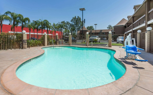 Super 8 by Wyndham Bakersfield South CA
