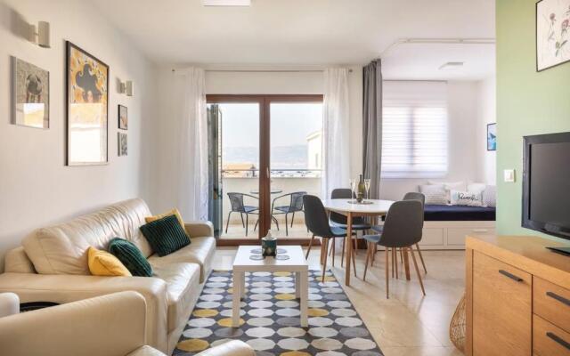 SeaEsta apartment Pool and Beach