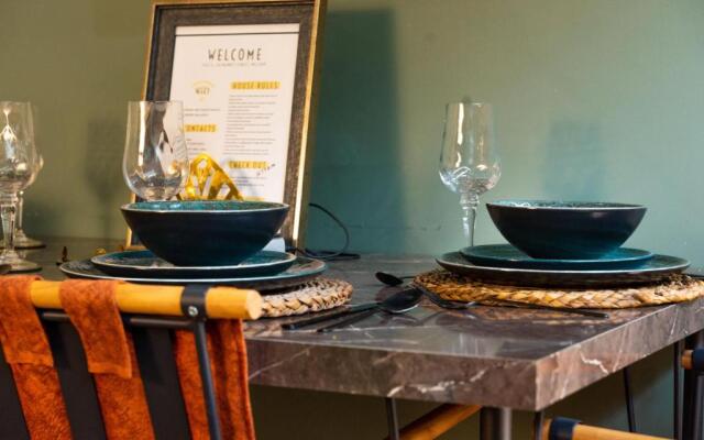 Luxury City Centre Getaway - Prime Location Sleeps 7!