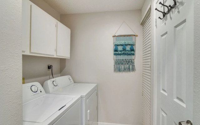 Galveston Getaway w/ Hot Tub: Near Beach!