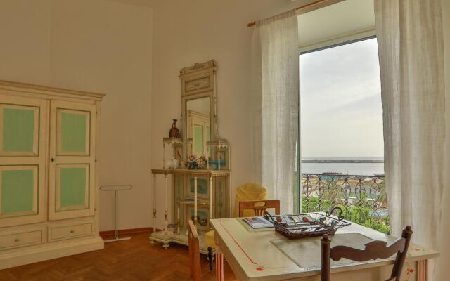 Amazing Sea View in Historic Building in Downtown