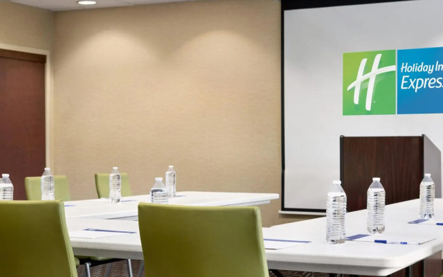 Holiday Inn Express & Suites Oxford by IHG