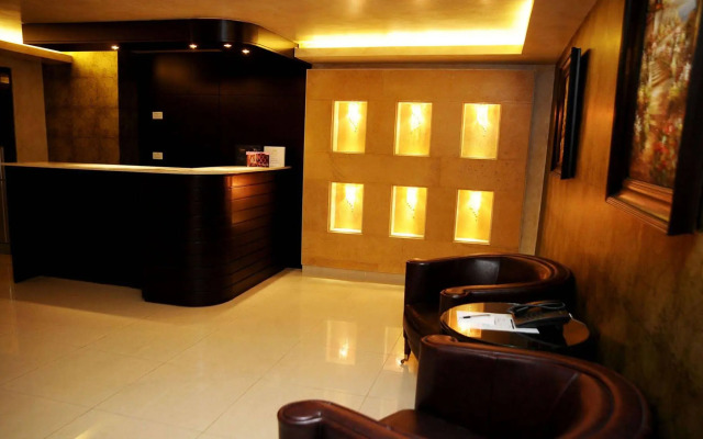 Queen's Suite Hotel