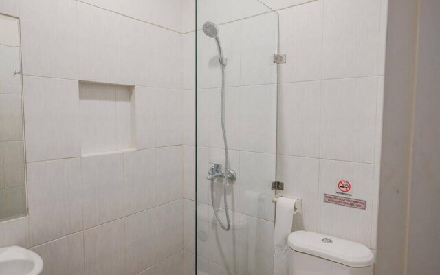 Kost M25 Hostel by Reddoorz