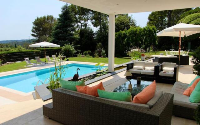 Luxurious villa 4 bedrooms in secluded area, swimming pool