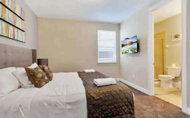 491-8-ld-private Pool With Game and Movie