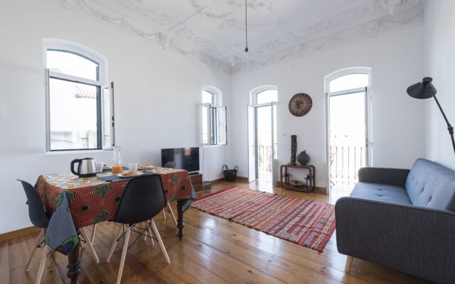 Bright and Airy Apt with balcony by LCH