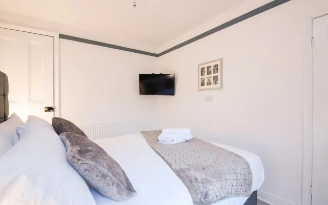Elegant 2 Bed House at Saxon - Leicester