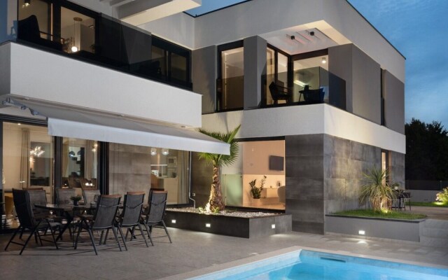 Ren-lux With Heated Pool - H