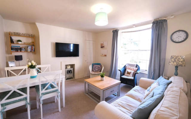 Elizabeth: Charming two bedroom apartment in centre of town