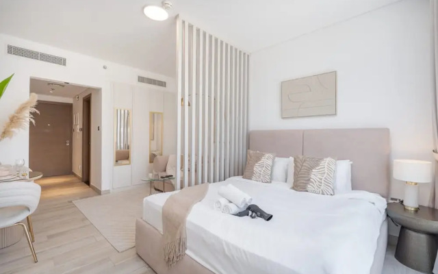 Stylish Studio Sleeps 2 With Balcony