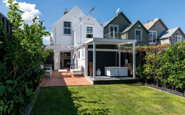 Timeless Heritage Grey Lynn 2BR Beauty