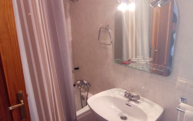 Las Cavenes Del Cabaco