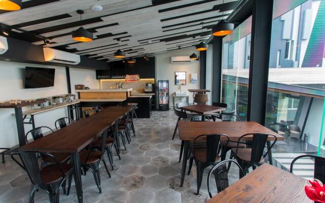 Zoom Dharmahusada Hotel