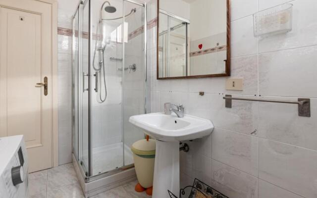 Deiva Marina Central Flat 300 mt from the Station